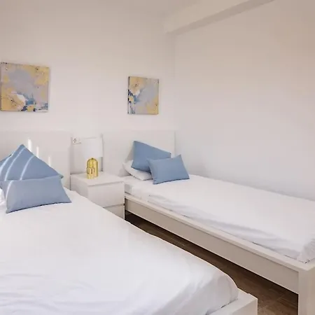 Sea Views And Walk To In Riviera Rdr386